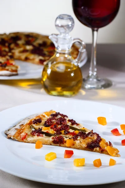 Итальянская пицца для гурманов в сопровождении красного вина и специй — стоковое фото