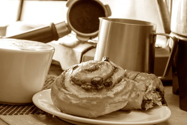 Zubereitung von heißem Kaffee. — Stockfoto