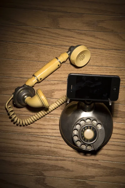 Oude telefoon vervangen door de huidige technologie — Stockfoto