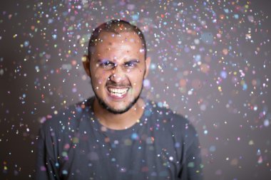 Konfeti atma şenlikli genç adam 