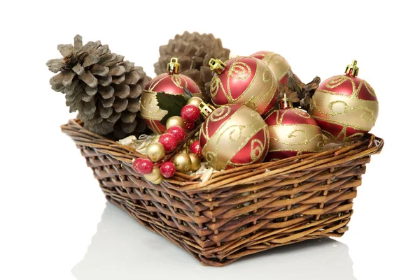 Mand met ornamenten en Kerstmis bollen — Stockfoto