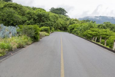 Dağlar ve doğa ile çevrili yol