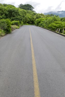 Dağlar ve doğa ile çevrili yol