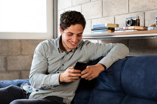 Jóképű Elegáns Férfi Használja Mobilját Férfi Arckifejezéssel Nappaliban — Stock Fotó