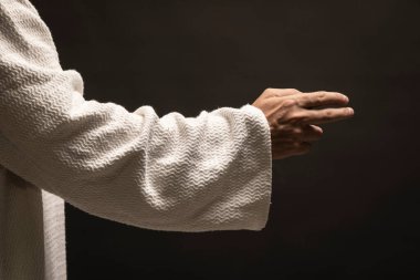 Yüce İsa karanlık gecede kollarını açıp Tanrı 'ya dua ediyor.