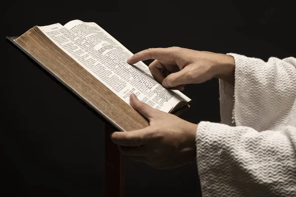 Jesus Cristo Orando Lendo Bíblia Sagrada Noite Negra Escura — Fotografia de Stock
