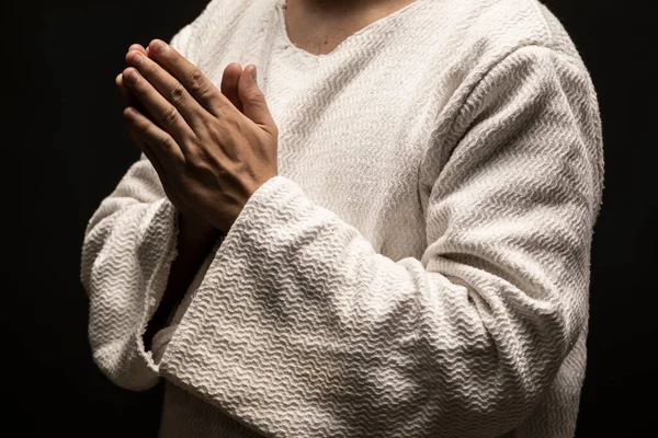 Jesucristo Orando Dios Con Los Brazos Abiertos Oscura Noche Negra — Foto de Stock