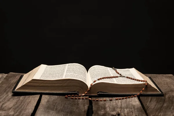 Święta Biblia Otwarta Wiejskim Drewnianym Stole Ciemną Noc — Zdjęcie stockowe