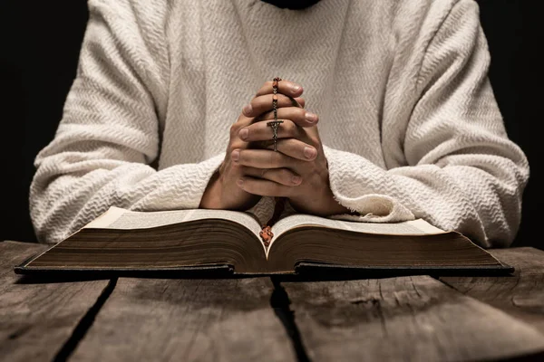 Иисус Христос Молится Богу Святой Библией Святого Розария Руках Темную — стоковое фото