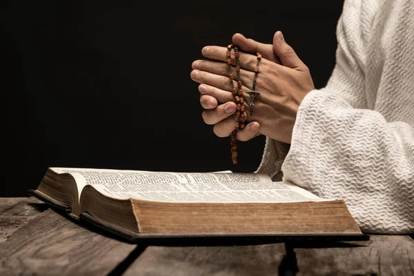 어둠의 성경과 스러운 묵주를 하나님께 기도하는 그리스도 — 스톡 사진