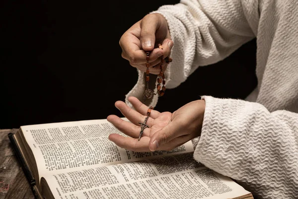 Ježíš Kristus Modlí Bohu Biblí Svatou Růžencem Rukou Temné Černé — Stock fotografie