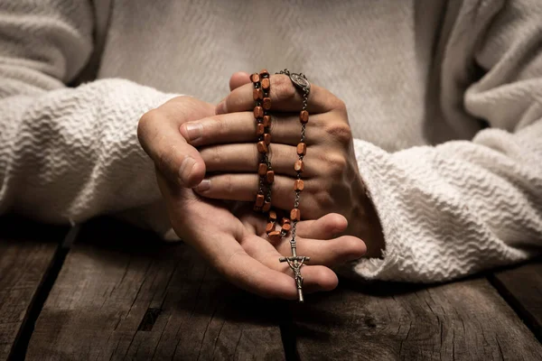 어두운 묵주를 하나님께 기도하는 그리스도 — 스톡 사진