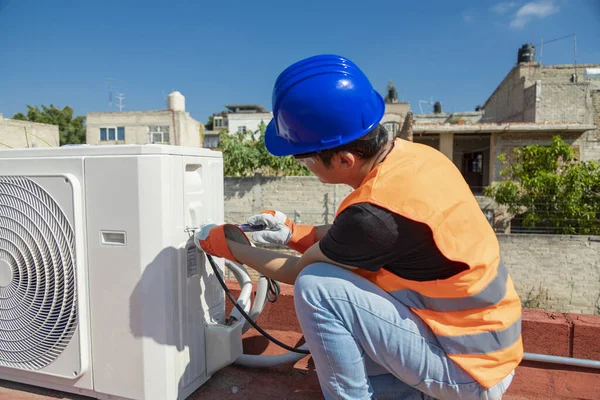 Junger Elektriker Repariert Die Elektrik Einer Klimaanlage — Stockfoto