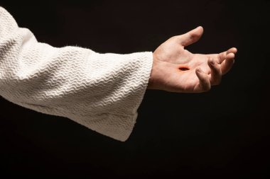 Nasıralı İsa, dirildikten sonra karanlık bir gecede dua ederken ellerindeki yaraları gösteriyor..