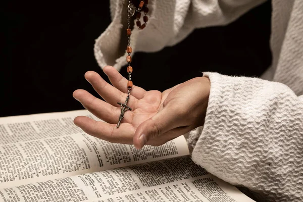 Jezus Chrystus Modli Się Boga Pismem Świętym Różańcem Rękach Ciemną — Zdjęcie stockowe
