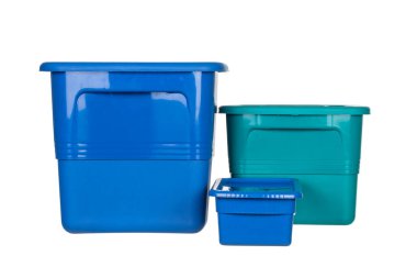 Farklı boyutlarda üç renkli plastik kutu, çeşitli ürünlerin depolanması için, beyaz arka planda.