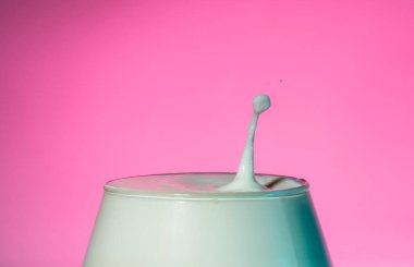 Donmuş süt damlası düşer ve gerçekçi ve doğal bir sıçrama yapar..