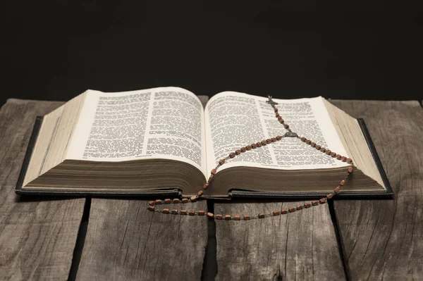 Santa Biblia Abierta Sobre Mesa Rústica Madera Noche Oscura — Foto de Stock