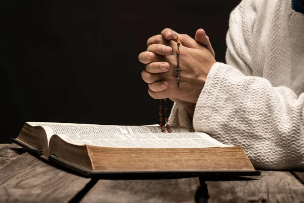 Иисус Христос Молится Богу Святой Библией Святого Розария Руках Темную — стоковое фото