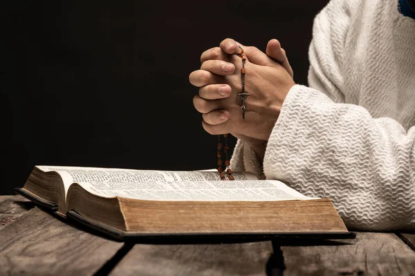 Jesucristo Orando Dios Con Santa Biblia Santo Rosario Las Manos — Foto de Stock