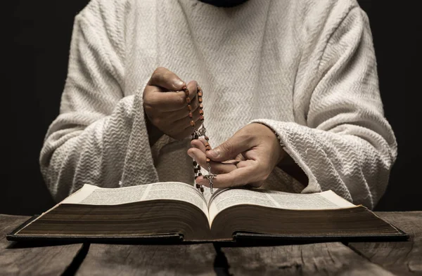 어둠의 성경과 스러운 묵주를 하나님께 기도하는 그리스도 — 스톡 사진