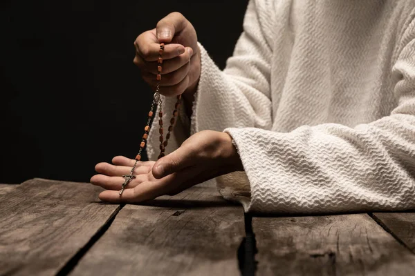 Jesus Cristo Orando Deus Com Santo Rosário Nas Mãos Noite — Fotografia de Stock