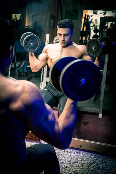 Giovane Uomo Che Esercita Palestra Scuro Vecchio — Foto Stock