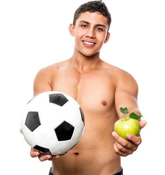 健康的肌肉发达的年轻人 胳膊上夹着足球和苹果 — 图库照片