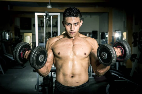 Junger Mann Trainiert Dunklem Und Altem Fitnessstudio — Stockfoto