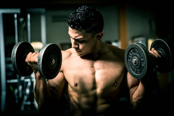 Giovane Uomo Che Esercita Palestra Scuro Vecchio — Foto Stock