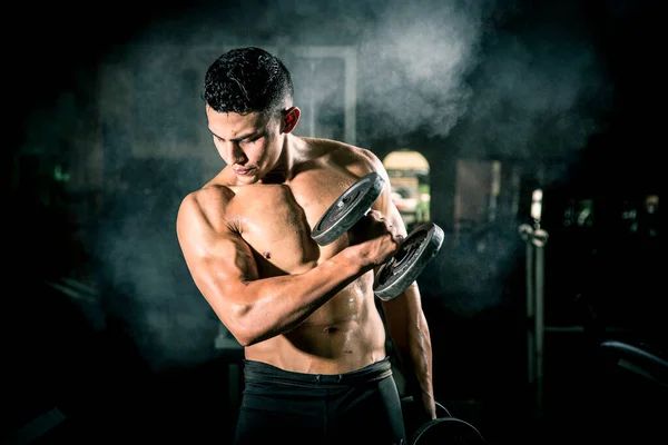 Junger Mann Trainiert Dunklem Und Altem Fitnessstudio — Stockfoto