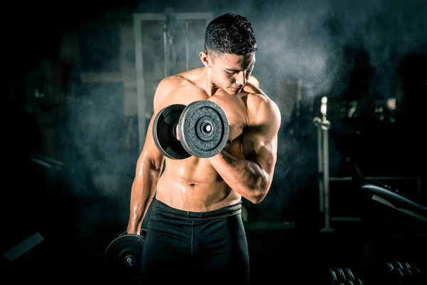 Giovane Uomo Che Esercita Palestra Scuro Vecchio — Foto Stock