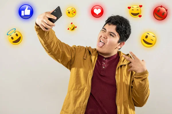 Riendo Joven Reaccionando Publicar Con Emojis Teléfono Inteligente — Foto de Stock