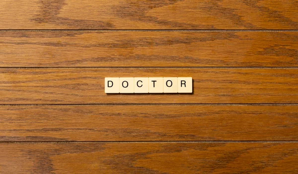 Концептуальное Слово Доктора Написанное Деревянном Столе — стоковое фото