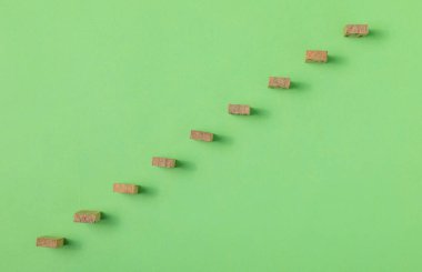 Tahta blok yığını yeşil arka plandaki basamak merdiveni iş büyüme konseptinde başarı merdiveni, kopyalama alanı