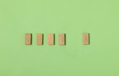 Boş bir yeri olan bir satranç tahtası parçası. yeşil arkaplan üzerinde, iş büyüme konseptinde başarı merdiveni, kopyalama alanı