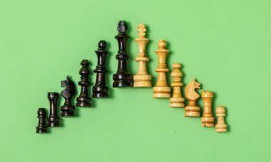 Satranç tahtasındaki şövalyeler. İş, strateji, çatışma ve liderlik kavramı.