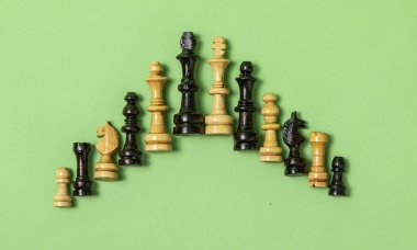 Satranç tahtasındaki şövalyeler. İş, strateji, çatışma ve liderlik kavramı.