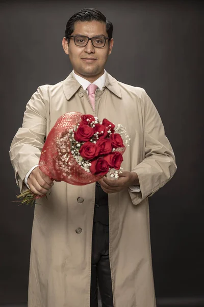 Νεαρός Άνδρας Αδιάβροχο Ερωτευμένος Μπουκέτο Κόκκινα Τριαντάφυλλα Για Την Κοπέλα — Φωτογραφία Αρχείου