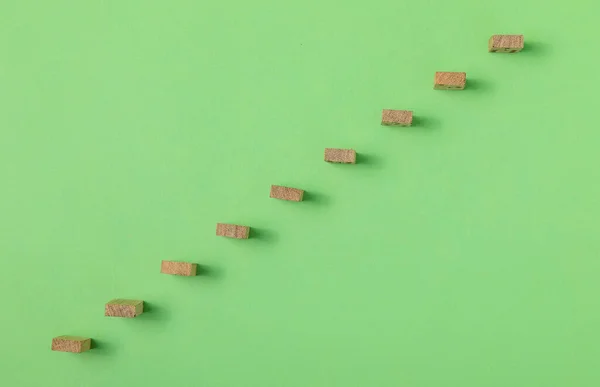 Apilamiento Bloques Madera Como Escalera Escalón Sobre Fondo Verde Escalera — Foto de Stock