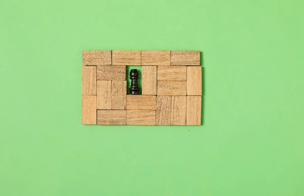 在绿色背景下 木片与中间的一块不同的木板连在一起 这是在商业增长理念上成功的阶梯 复制空间 — 图库照片