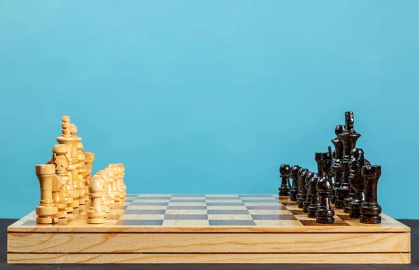 Satranç Tahtasındaki Şövalyeler Strateji Çatışma Liderlik Kavramı — Stok fotoğraf