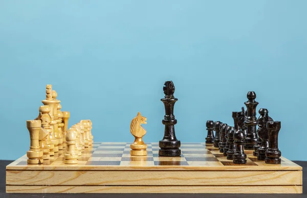 Satranç Tahtasındaki Şövalyeler Strateji Çatışma Liderlik Kavramı — Stok fotoğraf