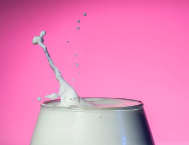 Donmuş süt damlası düşer ve gerçekçi ve doğal bir sıçrama yapar..