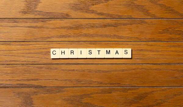 Рождественское слово, написанное на деревянном столе