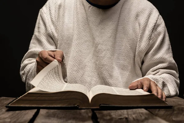 Yüce Karanlık Gecede Dua Ediyor Kutsal Kitabı Okuyor — Stok fotoğraf
