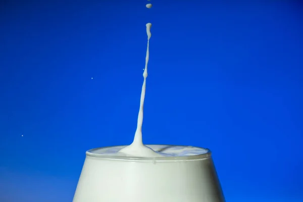 Drop Susu Beku Jatuh Dan Membuat Percikan Realistis Dan Alami — Stok Foto