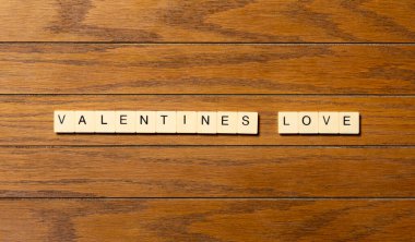 Ahşap masadaki bloklara yazılmış arka plan kavramı kelimesi