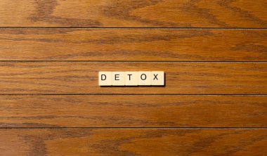 Detoks. Ahşap masadaki bloklara yazılmış arka plan kavramı kelimesi