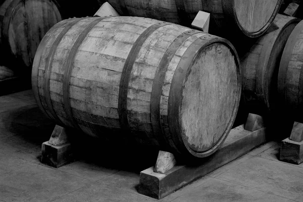 Beczki Wina Ułożone Starej Piwnicy Winnicy — Zdjęcie stockowe